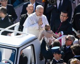 Papa: a Igreja, enquanto comunhão dos fiéis, não pode errar na fé