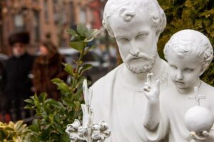 São José abençoai as nossas famílias e protegei a Igreja e a todos nós!