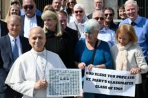 Ex-colegas de escola do Papa na Praça São Pedro