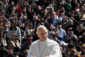 Papa: na Igreja, a hierarquia existe em função do serviço, não do poder