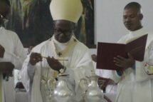 Dom Inácio Saúre pede oração pelos sacerdotes na Missa Crismal em Nampula