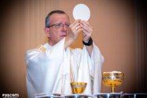 Missa dos Santos Óleos reúne clero e fiéis para a renovação das promessas sacerdotais na Catedral de Sorocaba