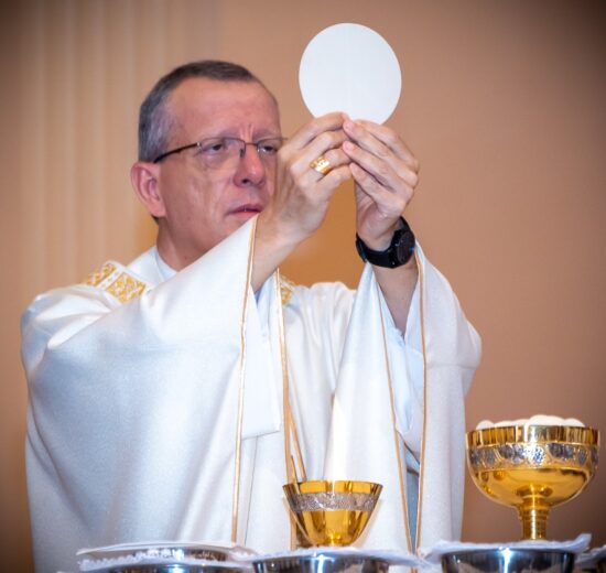 Missa dos Santos Óleos reúne clero e fiéis para a renovação das promessas sacerdotais na Catedral de Sorocaba