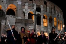 Via-Sacra: Cristo anula o mal com o amor. Quem abusa do poder terá que responder perante Deus