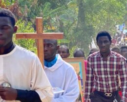 Haiti, a esperança de um povo na Ressurreição apesar da guerra entre gangues