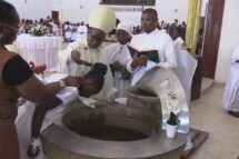 Páscoa em Nampula: Dom Inácio apela à paz e 55 jovens recebem o baptismo