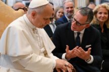 Papa: há riquezas nas mãos de poucos. Necessária uma distribuição justa dos recursos