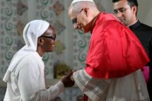 Em um minuto, o primeiro dia do Papa na Argélia