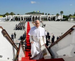 Papa deixa a Argélia para seguir a Camarões, segunda etapa da viagem à África