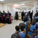 Papa visita orfanato: onde há sofrimento e injustiça, Deus está presente