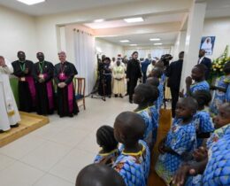 Papa visita orfanato: onde há sofrimento e injustiça, Deus está presente