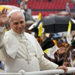 O Papa: a luz da caridade, cultivada nos lares e vivida na fé, pode transformar o mundo