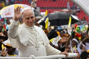 O Papa: a luz da caridade, cultivada nos lares e vivida na fé, pode transformar o mundo