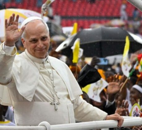 O Papa: a luz da caridade, cultivada nos lares e vivida na fé, pode transformar o mundo