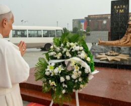 Em Bata, Leão XIV reza pelas vítimas da explosão de 2021