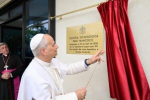 Em Mongomo, Leão XIV inaugura Escola Tecnológica “Papa Francisco” para jovens