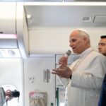 Papa envia telegrama a chefes de Estado de 7 países no voo de volta a Roma