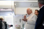 Papa envia telegrama a chefes de Estado de 7 países no voo de volta a Roma