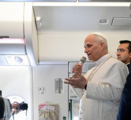 Papa envia telegrama a chefes de Estado de 7 países no voo de volta a Roma