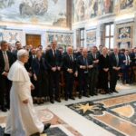 Papa: políticos recuperem contato com o povo, antídoto contra populismos