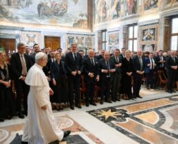 Papa: políticos recuperem contato com o povo, antídoto contra populismos