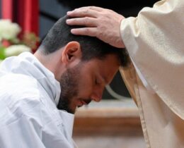 Padres e bispos não são anjos, são pessoas: mais humanidade e menos idealização