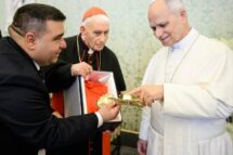 Cardeal Simoni dá ao Papa relíquia de mártires albaneses