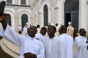 Aumenta número de vocações na África e Ásia, alimentadas pela fé do Povo de Deus