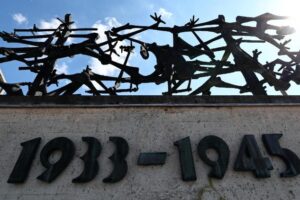 Papa recorda o aniversário da libertação do campo nazista alemão de Dachau