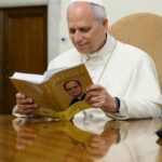 Papa Leão XIV recebe primeiro exemplar de “Livres sob a Graça”