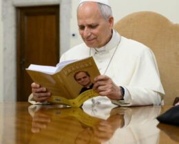 Papa Leão XIV recebe primeiro exemplar de “Livres sob a Graça”