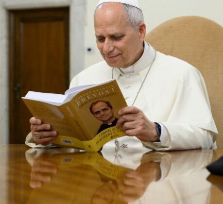 Papa Leão XIV recebe primeiro exemplar de “Livres sob a Graça”