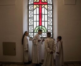 Terra Santa, do sinal da cruz vem a força e a esperança do cristão