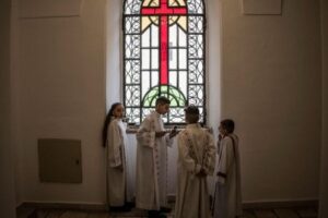 Terra Santa, do sinal da cruz vem a força e a esperança do cristão