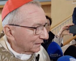 Card. Parolin: o Papa segue seu caminho e prega a paz