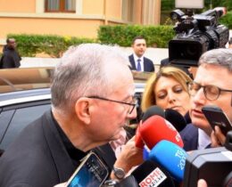 Parolin: Santa Sé é firme sobre paz e desarmamento; “estranhos” os ataques ao Papa