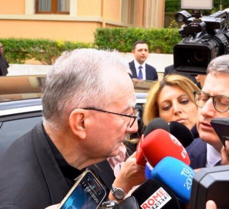 Parolin: Santa Sé é firme sobre paz e desarmamento; “estranhos” os ataques ao Papa
