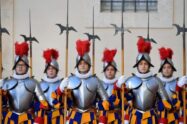 O uniforme da Guarda Suíça que une a memória histórica à prática quotidiana
