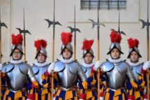 O uniforme da Guarda Suíça que une a memória histórica à prática quotidiana