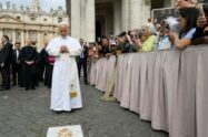 O Papa reza no local do atentado a João Paulo II, 45 anos atrás