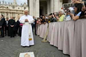 O Papa reza no local do atentado a João Paulo II, 45 anos atrás
