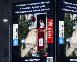 Selfiestreet e Santa Sé: parceria com uma programação diária nos telões digitais