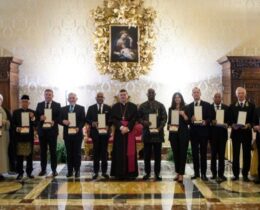 Entregue no Vaticano condecorações a 13 embaixadores junto à Santa Sé