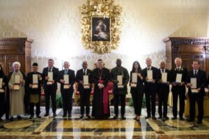 Entregue no Vaticano condecorações a 13 embaixadores junto à Santa Sé