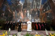 Papa aos universitários: sejam artesãos de paz, o rearmamento enriquece as elites