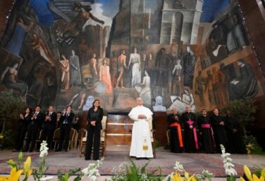 Papa aos universitários: sejam artesãos de paz, o rearmamento enriquece as elites