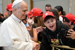 Papa aos crismandos: não desapareçam da paróquia, sejam perseverantes na fé