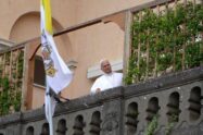 O Papa e o abraço aos fiéis em Castel Gandolfo, entre cantos e orações
