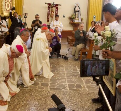 Peru, cardeais e bispos se ajoelham diante de camponeses vítimas do Sodalício: “Perdão”