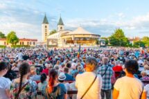Medjugorje reza o Rosário com o Papa : “A verdadeira paz vem somente de Deus”